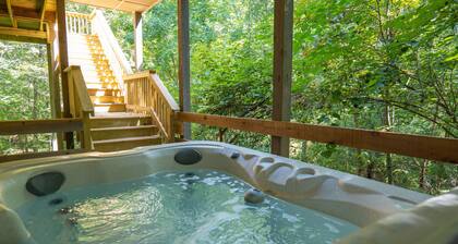 Sleeps 4 w/screen porch and private Hot Tub