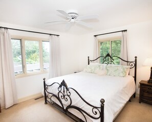 3 bedrooms, desk, iron/ironing board, WiFi