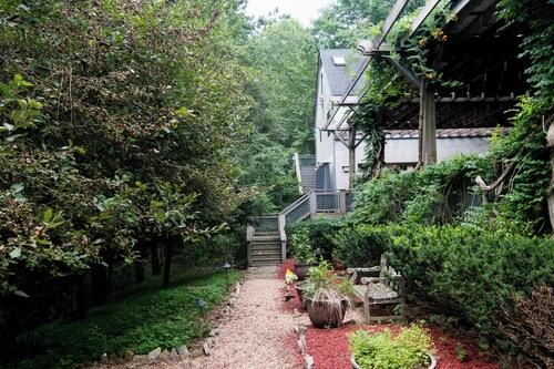 Sleeps 4 w/screen porch and private Hot Tub