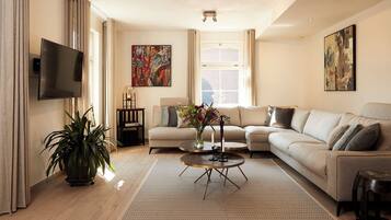 Een smart-tv en boeken