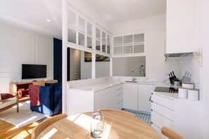 Réfrigérateur, four à micro-ondes, un four, surface de cuisson