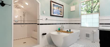Combined shower/bathtub, jetted bath, hair dryer, towels