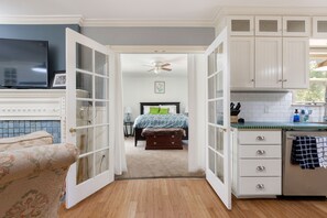 4 habitaciones, escritorio y tabla de planchar con plancha