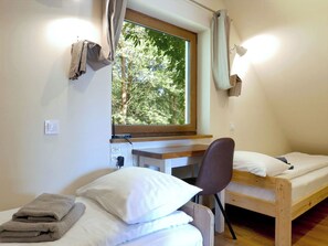 2 habitaciones, caja de seguridad en la habitación y escritorio 