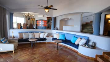 智能電視、壁爐、書籍、音響