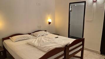 5 bedrooms, iron/ironing board, WiFi, bed sheets