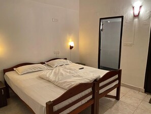 5 bedrooms, iron/ironing board, WiFi, bed sheets