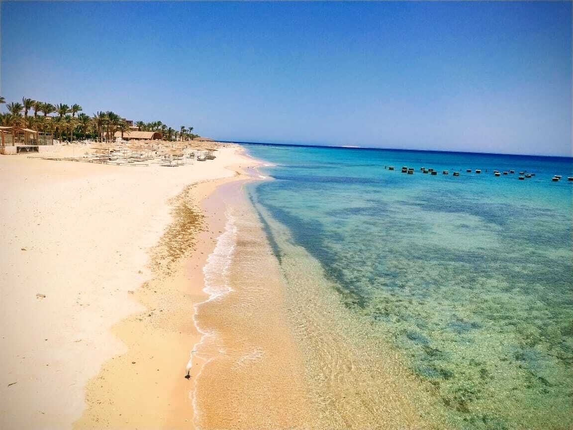 Una spiaggia nelle vicinanze, lettini da mare
