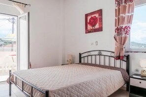 3 slaapkamers, een kluis op de kamer, een strijkplank/strijkijzer, wifi