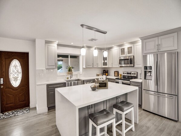 Réfrigérateur, micro-ondes, four, plaque de cuisson