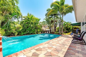 Una piscina al aire libre, una piscina climatizada