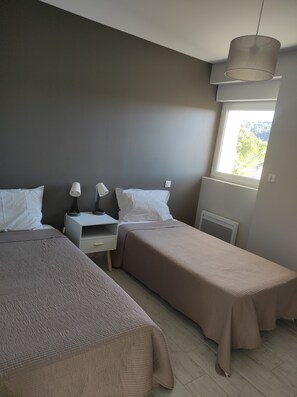 4 slaapkamers, een bureau, een strijkplank/strijkijzer, reisbedje