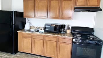 Full-size fridge, microwave, oven, stovetop