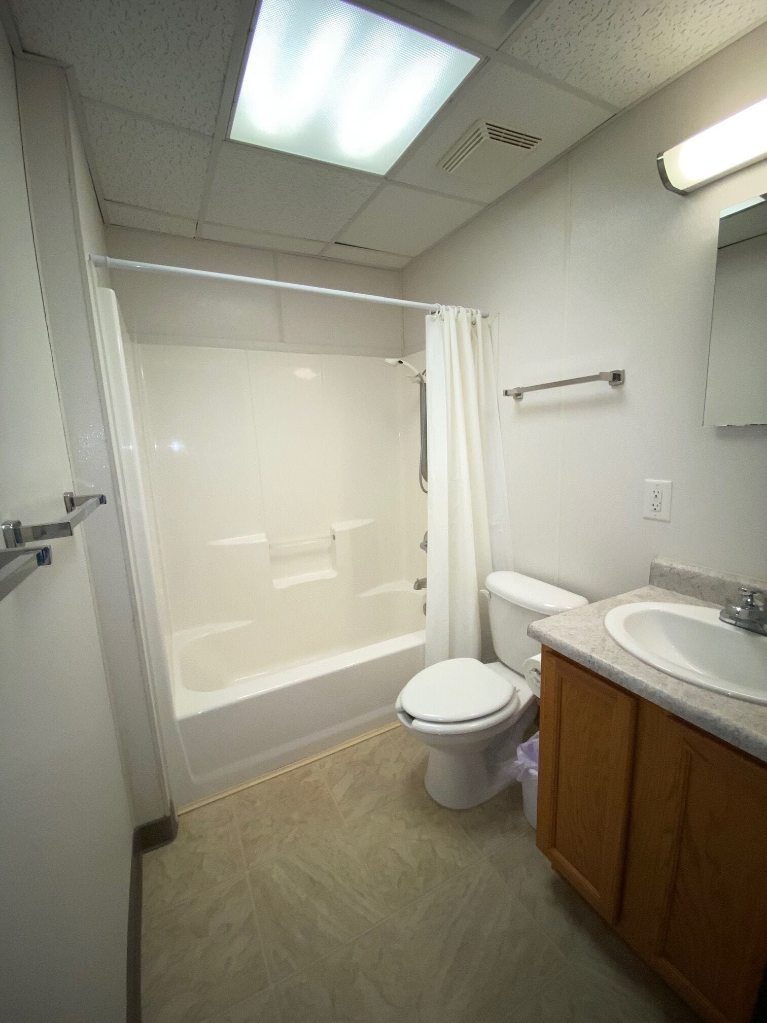 Combined shower/tub, towels