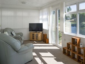 TV - 2 bedroom accommodation in Surfleet (Surfleet)