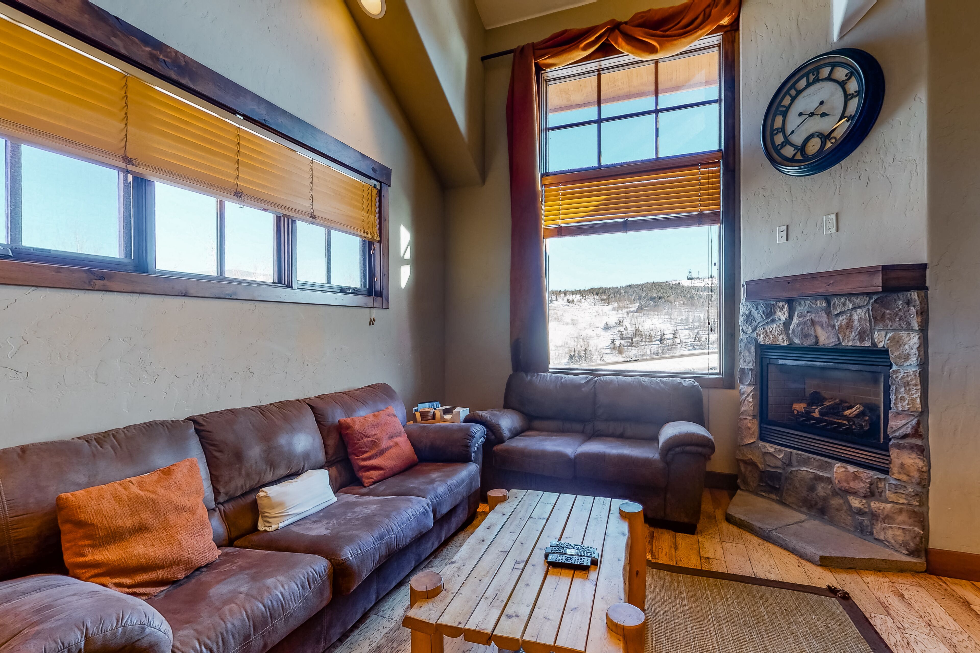 Spacious, 3-story mountain home w/private hot tub, mountain views, patio & grill