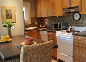 Fridge, microwave, oven, stovetop - Studio cottage retreat in a vineyard setting (Santa Rosa)