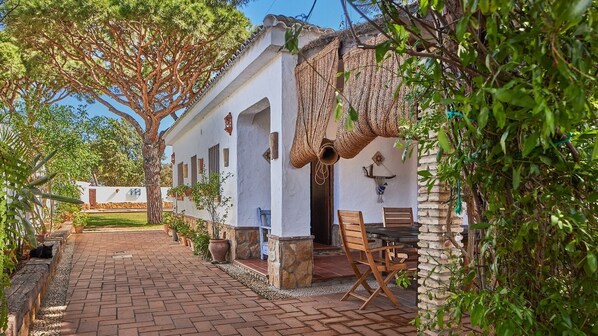 Outdoor dining - Villa Maymonis Chiclana de la Frontera by Ruralidays (Cádiz)