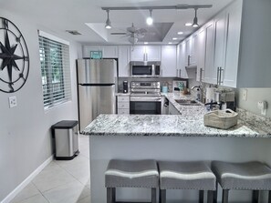 Køleskab, mikrobølgeovn, ovn, kogeplade