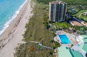 Beach nearby, sun-loungers, beach towels