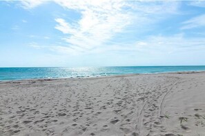 Beach nearby, sun-loungers, beach towels