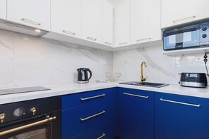 Refrigerador, microondas, horno, placa de cocina