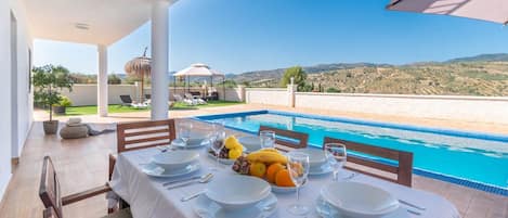 تناول الطعام بالخارج