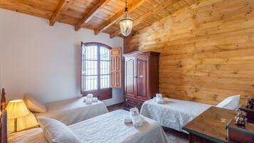 3 slaapkamers, een strijkplank/strijkijzer, reisbedje, wifi