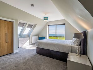 4 bedrooms, free WiFi, bed sheets, wheelchair access - 4 bedroom accommodation in Collieston, near Ellon (Collieston, near Ellon)