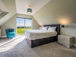 4 bedrooms, free WiFi, bed sheets, wheelchair access - 4 bedroom accommodation in Collieston, near Ellon (Collieston, near Ellon)