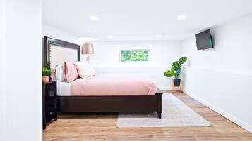 2 chambres, bureau, fer et planche à repasser, lit de bébé portatif