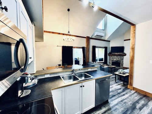 🎿 111 Escape to Your Mountain Oasis Ski-In/Out Condo with A/C and Hot Tub🎿