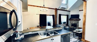 🎿 111 Escape to Your Mountain Oasis Ski-In/Out Condo with A/C and Hot Tub🎿