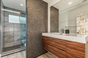 Bathtub, jetted bath, hair dryer, towels - Luxurious Modern Scottsdale Home w/ Heated Pool (Scottsdale)