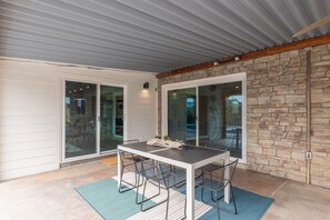 Outdoor dining - Luxurious Modern Scottsdale Home w/ Heated Pool (Scottsdale)
