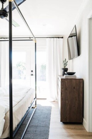 3 bedrooms, iron/ironing board, internet, bed sheets