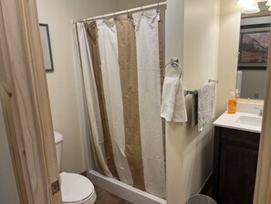 Douche, sèche-cheveux, serviettes fournies, savon