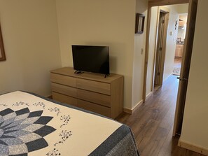 1 makuuhuone, tallelokero huoneessa, äänieristys, silitysrauta/-lauta