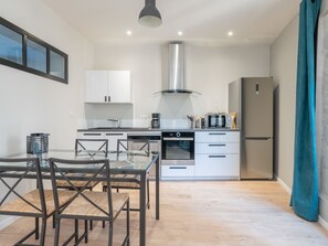 Een koelkast, een microgolfoven, een oven, een vaatwasser