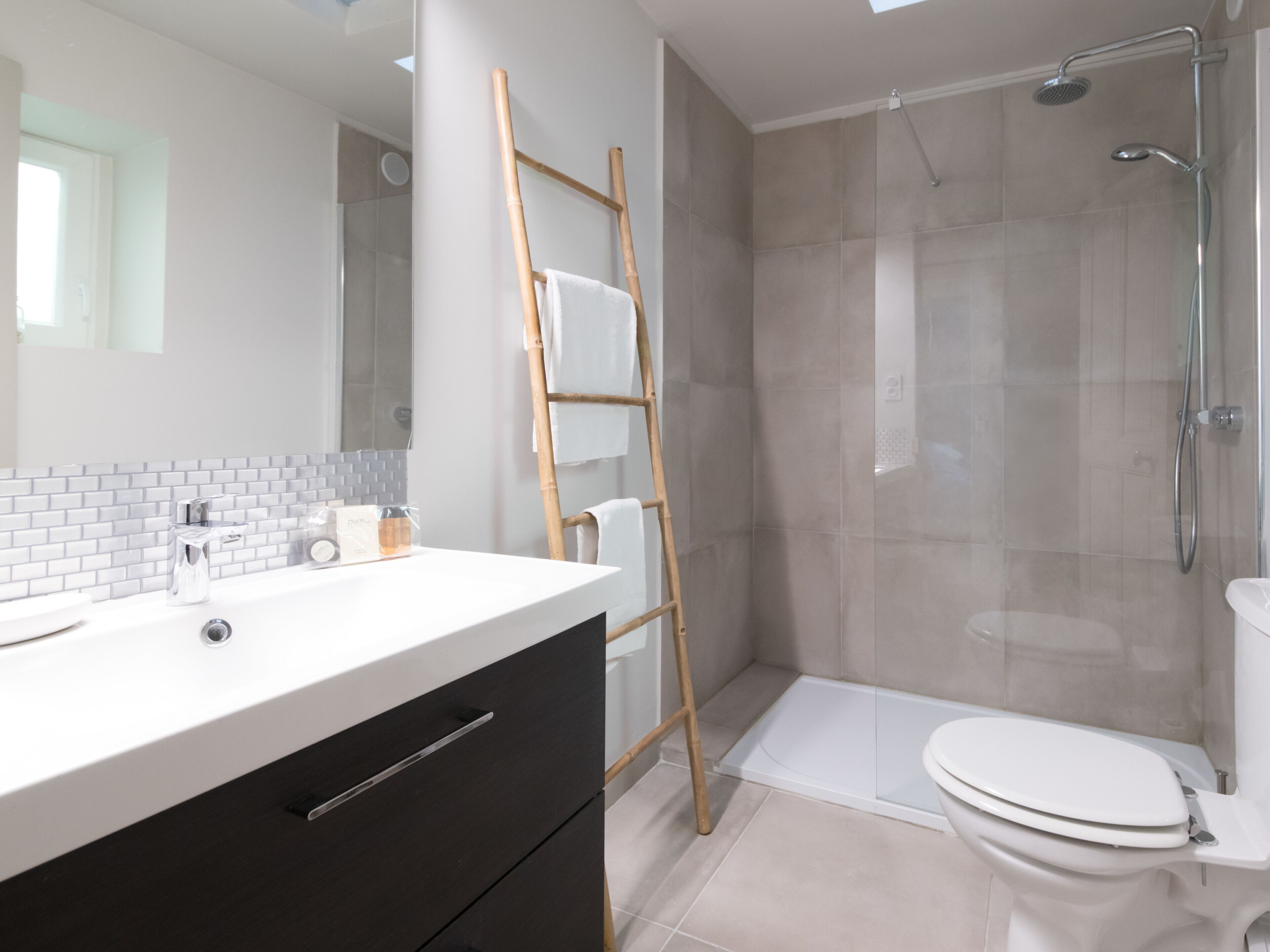 Een douche, handdoeken, zeep, shampoo