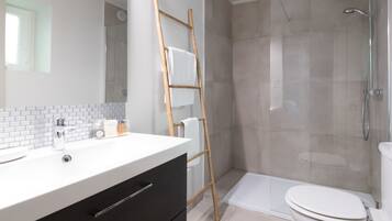 Douche, serviettes fournies, savon, shampoing