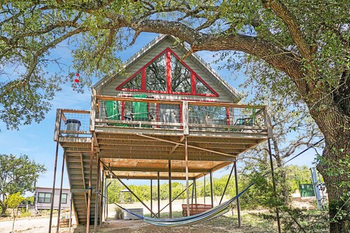 Luxury Treehouse w/ Grill, Fire Pit, & Pond in Dripping Springs
