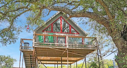 Luxury Treehouse w/ Grill, Fire Pit, & Pond in Dripping Springs