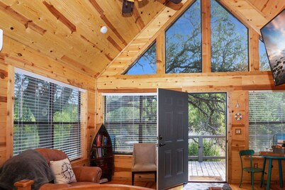 Nautical Treehouse Escape w/ Queen Bed, Fire Pit, Grill & Pond Views