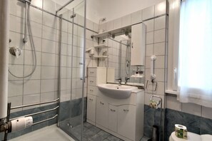 Dusj, hårføner og bidé