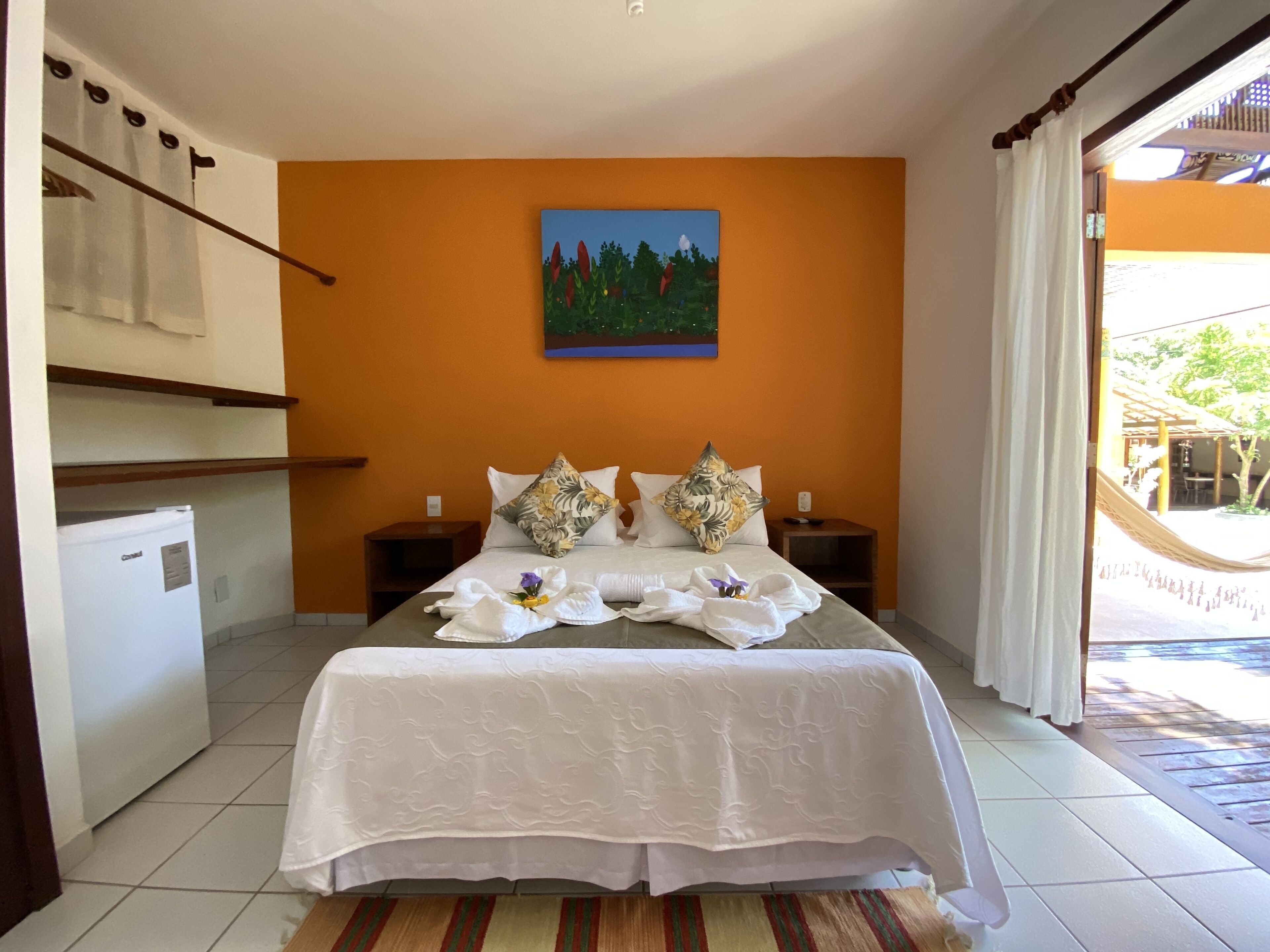 Minibar, free WiFi, bed sheets