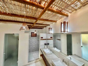 Standard Quadruple Room | Bathroom | Shower, towels - Pousada Estalagem D Ajuda (Porto Seguro)