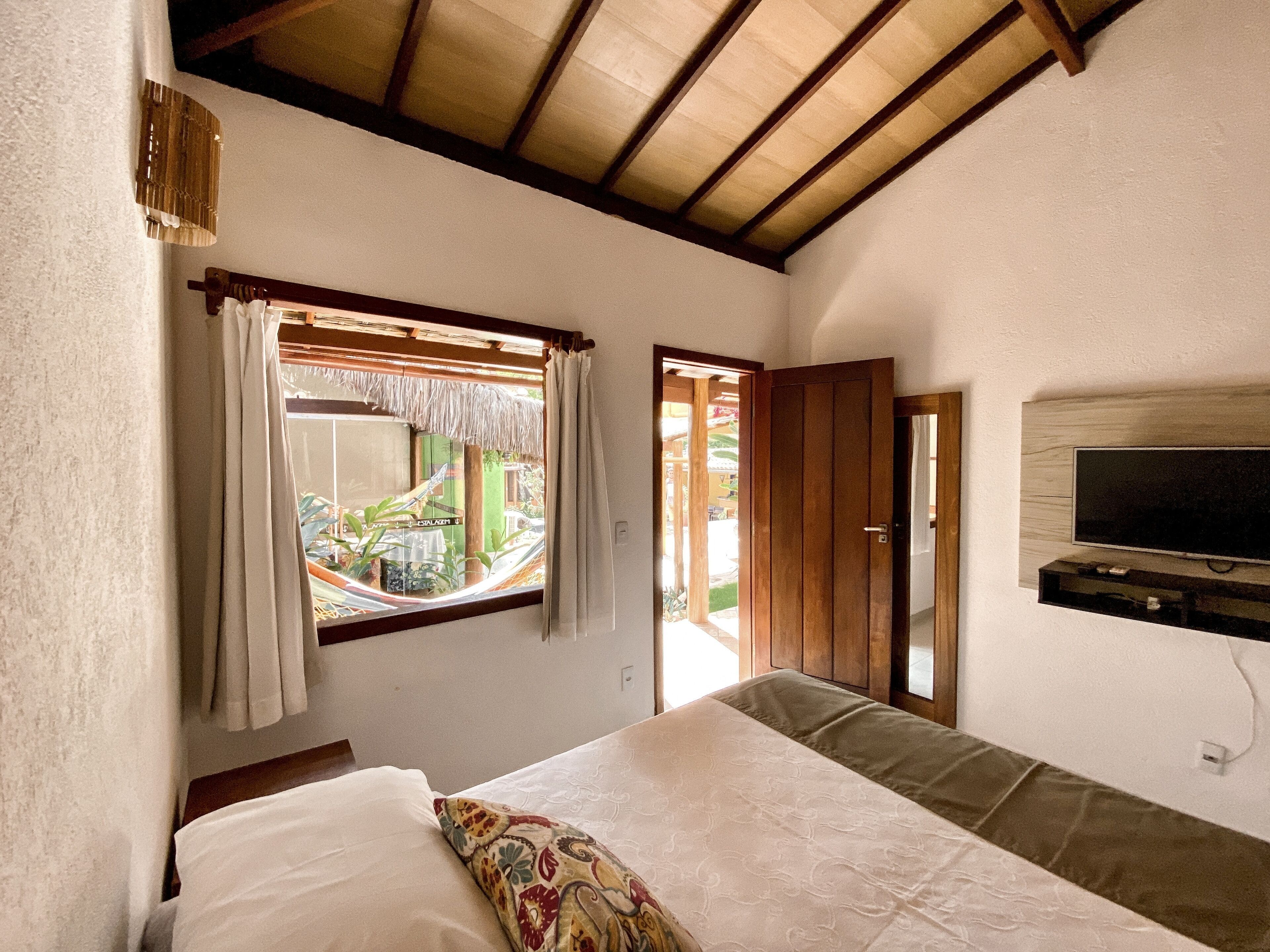 Minibar, free WiFi, bed sheets