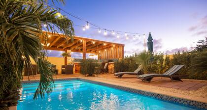 Peaceful Retreat Stylish Luxe BR/2BA Villa /W Pool