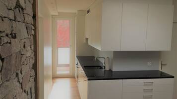 Kühlschrank, Geschirrspüler, Kochgeschirr/Geschirr/Besteck